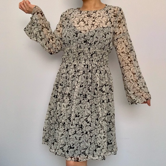 Flowy Floral Sun Dress Flare Empire Waist Bell Sleeves in Light Grey, Black (M) - Picture 5 of 5